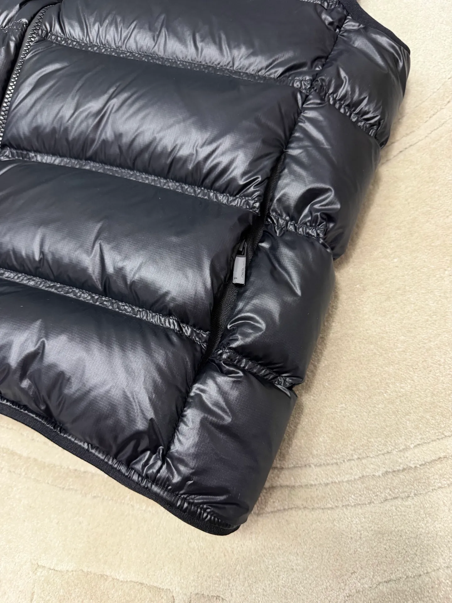 Moncler Mon Classic ， 80 Paninari 。 ，Classic ， ， 。 ， ， ， 。 Moncler Classic ， ， ， ， 、 。 ：100% ：100% ：90% 10% ： ， ， ： 、 、 、 、 、 、 size：123456